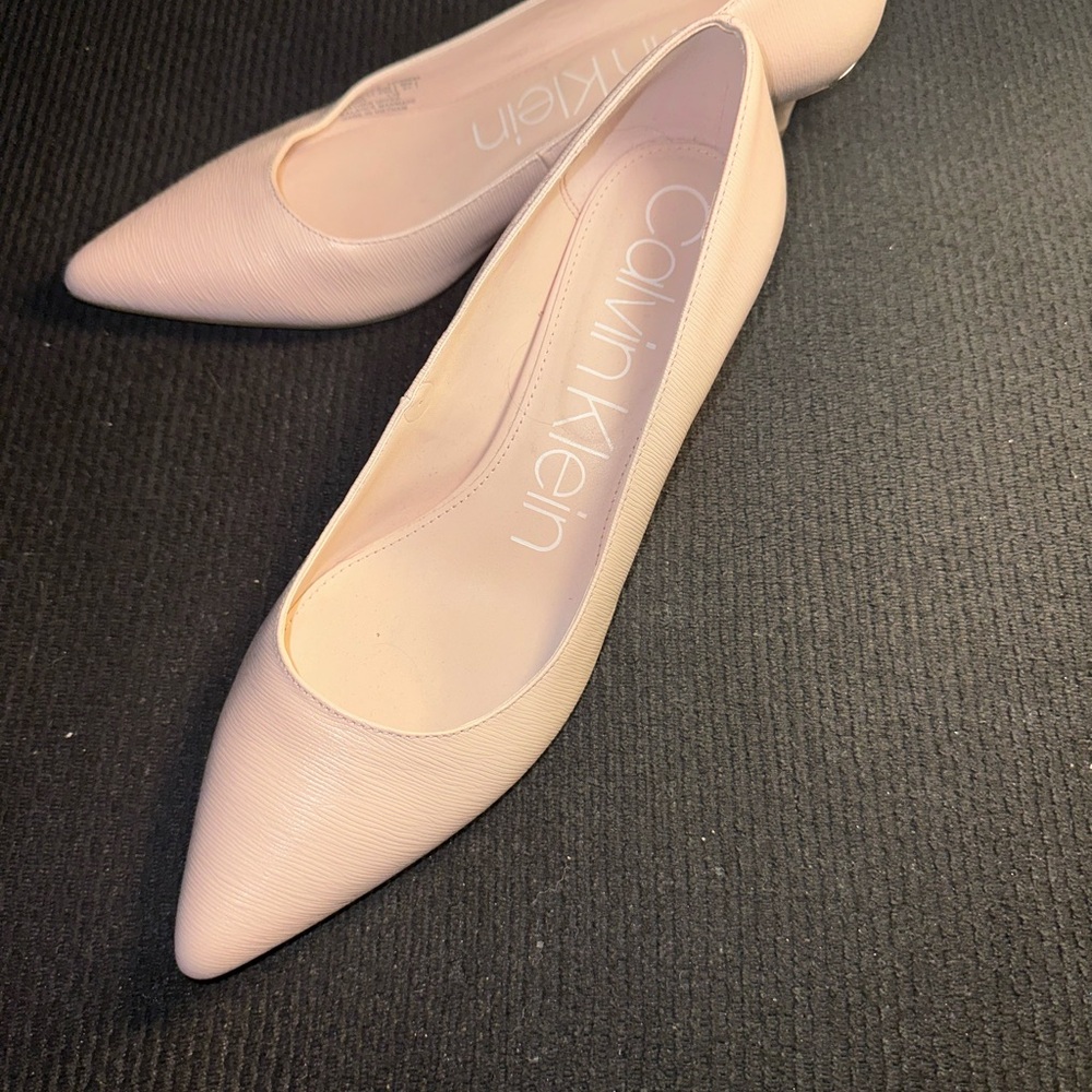 Calvin Klein Gabrianna Sz 10 blush Leather kitten heeled pumps New!